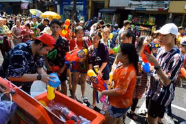 Người dân và du khách tham gia lễ hội té nước Songkran tại Bangkok, Thái Lan. (Ảnh: AFP/TTXVN)