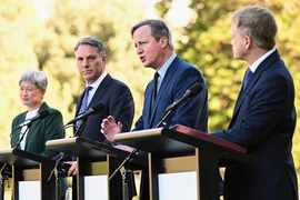 Ngoại trưởng Australia Penny Wong, Bộ trưởng Quốc phòng Australia Richard Marles, Ngoại trưởng Anh David Cameron và Bộ trưởng Quốc phòng Anh Grant Shapps tại cuộc họp báo ở Adelaide (Australia) ngày 22/3/2024. (Ảnh: AFP/TTXVN)