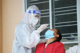 Lẫy mẫu xét nghiệm SARS-CoV-2 cho người dân. (Ảnh: Tuấn Anh/TTXVN) 