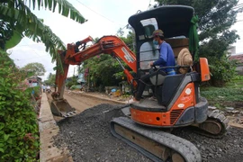 Thi công dự án giao thông từ vốn đầu tư công tại thành phố Vị Thanh, tỉnh Hậu Giang. (Ảnh: Duy Khương/TTXVN) 