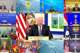 Ngày 26/10/2021, Tổng thống Mỹ Joe Biden (ảnh, giữa) tham dự Hội nghị cấp cao ASEAN-Mỹ lần thứ 9 theo hình thức trực tuyến. (Ảnh: AFP/TTXVN) 