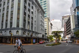 Người dân di chuyển trên đường phố tại Wellington, New Zealand ngày 4/5/2020. (Nguồn: THX/TTXVN) 