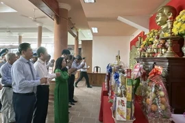 Lãnh đạo tỉnh Phú Yên dâng hương kỷ tưởng niệm Tổng Bí thư Trần Phú. (Ảnh: TTXVN phát)