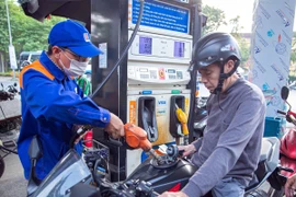 Mua bán xăng dầu tại một điểm kinh doanh xăng dầu của Tập đoàn Xăng dầu Việt Nam. (Ảnh: Trần Việt/TTXVN)