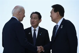 Tổng thống Mỹ Joe Biden, Thủ tướng Nhật Bản Fumio Kishida và Tổng thống Hàn Quốc Yoon Suk Yeol trong cuộc gặp ba bên tại Hội nghị thượng đỉnh lãnh đạo Nhóm các nước công nghiệp phát triển hàng đầu thế giới ở Hiroshima (Nhật Bản), ngày 21/5/2023. (Ảnh: AFP
