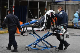 Chuyển bệnh nhân nhiễm COVID-19 từ xe cứu thương vào bệnh viện Brooklyn ở New York, Mỹ ngày 31/3/2020. (Nguồn: AFP/TTXVN) 