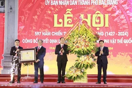 Bí thư Tỉnh ủy Bắc Giang Dương Văn Thái trao chứng nhận Lễ hội Xương Giang là Di sản Văn hóa Phi Vật thể Quốc gia cho cán bộ và nhân dân thành phố Bắc Giang. (Ảnh: Đồng Thúy/TTXVN)