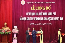 Thừa ủy quyền, Phó Thủ tướng Chính phủ Lê Minh Khái trao Quyết định của Thủ tướng Chính phủ bổ nhiệm Chủ tịch Viện Hàn lâm Khoa học xã hội Việt Nam cho ông Phan Chí Hiếu. (Ảnh: Hoàng Hiếu/TTXVN)
