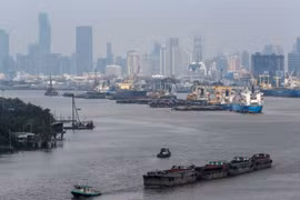 Hình ảnh các tàu chở hàng gần cảng ở Bangkok, Thái Lan. (Nguồn: Reuters)