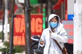 Người đi bộ khó chịu với thời tiết trong đợt nắng, nóng tại Hà Nội. (Ảnh: Hoàng Hiếu/TTXVN) 