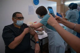 Tiêm chủng vaccine ngừa COVID-19 cho nhân viên y tế tại Subang Jaya, Malaysia ngày 11/3/2021. (Nguồn: AFP/TTXVN) 