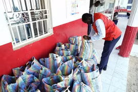 Nhà chức trách Gambia thu giữ các mẫu siro ho liên quan đến cái chết của một số trẻ em tại Banjul, ngày 6/10/2023. (Ảnh: AFP/TTXVN)