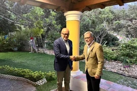 Trưởng đoàn đàm phán của Chính phủ Venezuela, Chủ tịch Quốc hội Jorge Rodriguez (trái) và trưởng đoàn đàm phán của phe đối lập Gerardo Blyde tại cuộc gặp ở Mexico City, ngày 17/5/2022. (Ảnh: Archyde/TTXVN)