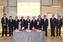 Chủ tịch nước Võ Văn Thưởng chứng kiến lễ ký kết thỏa thuận tổ chức Giải Đua thuyền máy Quốc tế tại Bình Định. (Ảnh: Thống Nhất/TTXVN)