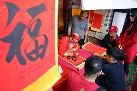 Hình ảnh người dân Hà Nội du Xuân ngày mùng 2 Tết