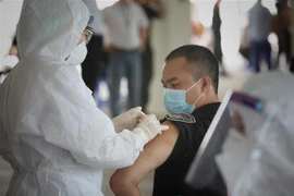 Tiêm vaccine phòng COVID-19 cho công nhân trong khu công nghiệp. (Ảnh: Danh Lam/TTXVN) 
