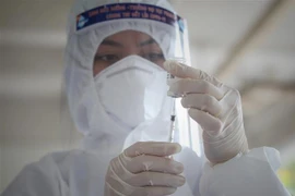Nhân viên y tế chuẩn bị tiêm vaccine phòng COVID-19. (Ảnh: Danh Lam/TTXVN) 