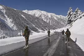 Binh sỹ Ấn Độ tuần tra gần khu vực Ladakh, ngày 28/2/2021. (Ảnh: AFP/TTXVN) 