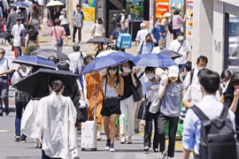 Người dân trên đường phố Tokyo. (Ảnh: Kyodo/TTXVN) 
