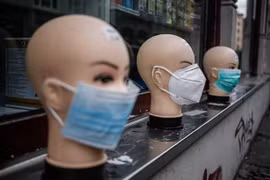 Các mẫu khẩu trang y tế được bày bán tại cửa hàng ở Berlin, Đức, ngày 2/4/2020. (Nguồn: AFP/TTXVN) 