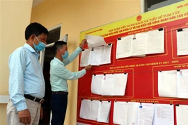 Danh sách người ứng cử Đại biểu Quốc hội khóa XV và Hội đồng Nhân dân được niêm yết công khai tại trụ sở xã Phú Thịnh, huyện Yên Bình, tỉnh Yên Bái. (Ảnh: Việt Dũng/TTXVN) 