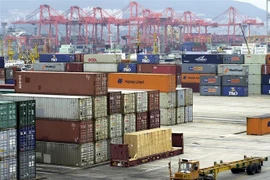 Container hàng hóa được xếp tại cảng ở Busan, Hàn Quốc. (Ảnh: AFP/TTXVN)