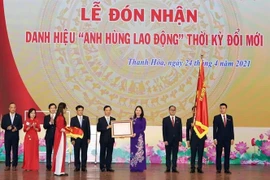 Phó Chủ tịch nước Võ Thị Ánh Xuân trao Danh hiệu 'Anh hùng lao động' thời kỳ đổi mới cho đại diện lãnh đạo Bệnh viện Đa khoa tỉnh Thanh Hóa. (Ảnh: Trịnh Duy Hưng/TTXVN) 
