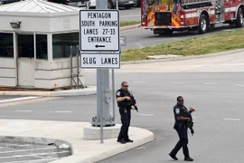 Lực lượng thực thi pháp luật Mỹ được triển khai bên ngoài trụ sở Bộ Quốc phòng ở Washington, DC., sau vụ nổ súng ngày 3/8/2021. (Ảnh: AFP/TTXVN) 