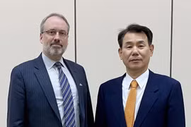 Trưởng đoàn đàm phán Hàn Quốc Jeong Eun-bo (phải) và người đồng cấp Mỹ James DeHart tại vòng đàm phán chia sẻ chi phí quân sự ở Seoul ngày 17/12/2019. (Nguồn: Yonhap/ TTXVN) 