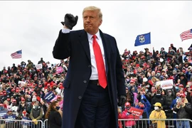 Tổng thống Mỹ đương nhiệm Donald Trump trong cuộc vận động tranh cử tại Waterford, bang Michigan ngày 30/10/2020. (Nguồn: AFP/TTXVN) 