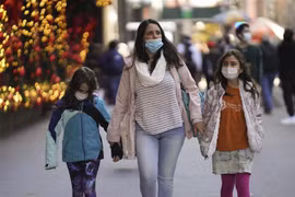 Người dân đeo khẩu trang phòng lây nhiễm COVID-19 tại New York, Mỹ. (Nguồn: THX/TTXVN) 