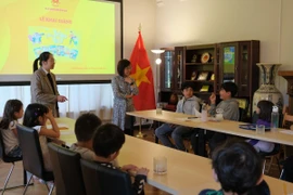 Các cô giáo làm quen với học sinh. (Ảnh: TTXVN phát)