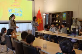 Các cô giáo làm quen với học sinh. (Ảnh: TTXVN phát)