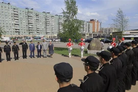 Quang cảnh lễ đặt hoa tưởng nhớ Chủ tịch Hồ Chí Minh tại Saint Petersburg, Liên bang Nga. (Ảnh: Trần Hiếu/TTXVN) 