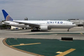 Máy bay của hãng hàng không United Airlines tại sân bay quốc tế Los Angeles, Mỹ. (Nguồn: AFP/TTXVN) 