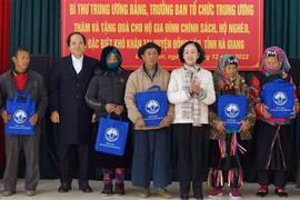 Trưởng ban Tổ chức Trung ương Trương Thị Mai và Bí thư Tỉnh ủy Hà Giang Đặng Quốc Khánh trao quà cho các gia đình chính sách, hộ đặc biệt khó khăn của xã Lũng Cú, huyện Đồng Văn. (Ảnh: Minh Tâm/TTXVN)