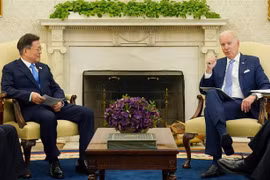 Tổng thống Mỹ Joe Biden (phải) trong cuộc hội đàm với người đồng cấp Hàn Quốc Moon Jae-in tại Nhà Trắng, Washington, ngày 21/5/2021. (Nguồn: YONHAP/TTXVN) 