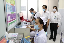 Kiểm tra công tác tiêm phòng COVID-19. (Ảnh: Huỳnh Phúc Hậu/TTXVN) 