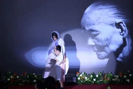 Tiết mục kịch 'Về đi em' do tác giả Hạ Lam nhóm kịch Hồng Vân thể hiện tại buổi lễ. (Ảnh: Xuân Khu/TTXVN)