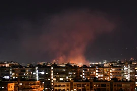 Khói bốc lên sau một cuộc không kích do Israel tiến hành tại thủ đô Damascus, Syria ngày 20/7/2020. (Ảnh: AFP/TTXVN)