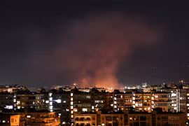 Khói bốc lên sau một cuộc không kích do Israel tiến hành tại thủ đô Damascus, Syria ngày 20/7/2020. (Ảnh: AFP/TTXVN)