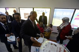 Hành khách chờ đợi tại sân bay quốc tế Mitiga ở Tripoli, Libya. (Nguồn: THX/TTXVN) 