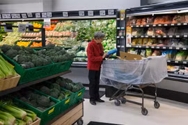 Khách hàng mua sắm tại một siêu thị ở Auckland, New Zealand, ngày 5/10/2022. (Ảnh: THX/TTXVN)