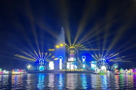 Trình diễn nghệ thuật ánh sáng, bắn pháo hoa tại Ninh Kiều, Cần Thơ. (Ảnh: Ánh Tuyết/TTXVN)