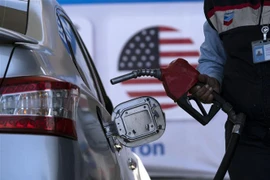 Bơm xăng cho phương tiện tại một trạm xăng ở Baja, Mexico. (Ảnh: AFP/TTXVN) 