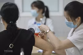 Nhân viên y tế tiêm vaccine Nanocovax phòng COVID-19 cho tình nguyện viên tham gia tiêm thử nghiệm đợt 3 tại Học viện Quân y. (Ảnh: Minh Quyết/TTXVN) 