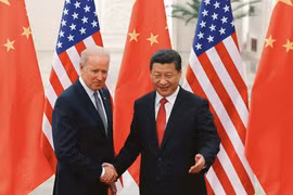 Tổng thống Mỹ Joe Biden (trái, giữa) và Chủ tịch Trung Quốc Tập Cận Bình (phải, giữa) tại cuộc gặp trước thềm Hội nghị thượng đỉnh G20 ở Bali, Indonesia, ngày 14/11/2022. (Ảnh: AFP/TTXVN)