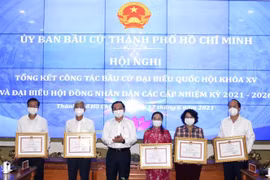 Bí thư Thành ủy Thành phố Hồ Chí Minh Nguyễn Văn Nên (thứ 3 từ trái sang) trao Bằng khen của Chủ tịch Ủy ban Nhân dân Thành phố cho các cá nhân có thành tích xuất sắc trong công tác chuẩn bị, tổ chức bầu cử. (Nguồn: TTXVN phát) 