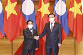 [Photo] Chủ tịch Quốc hội Vương Đình Huệ hội kiến Thủ tướng Lào