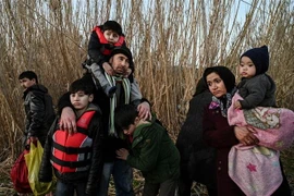Trẻ em di cư theo cha mẹ tới đảo Lesbos, Hy Lạp, ngày 2/3/2020. (Nguồn: AFP/TTXVN) 
